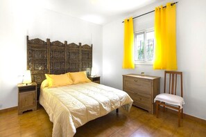 4 bedrooms, iron/ironing board, WiFi, bed sheets