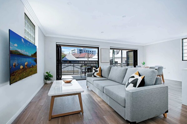 Una televisión, una oficina