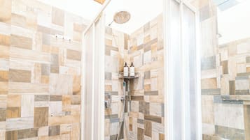 Quarto conforto | Banheiro | Secador de cabelo, bidê, toalhas de banho, sabonete