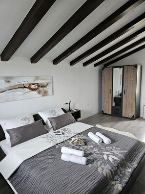 3 bedrooms, iron/ironing board, WiFi, bed sheets