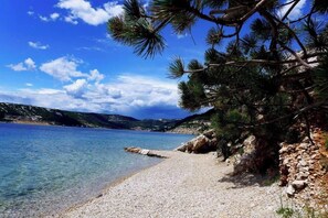 Beach - Cool 3-bedroom house with AC in charming Praputnjak (Hreljin)