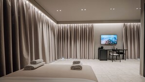 A modern hotel room with a large bed, a desk, and a television. - Sondor Hotel (Ksamil)