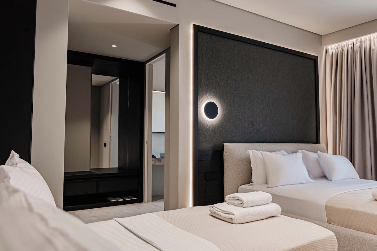 Triple Room with Balcony | 1 slaapkamer, beddengoed