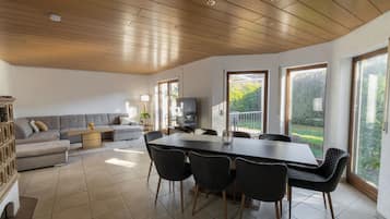Smart TV, table tennis, stereo