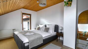 4 bedrooms, desk, iron/ironing board, travel cot