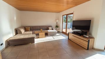 Smart TV, ping pong, stereo