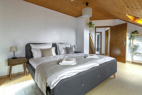 4 chambres, bureau, fer et planche à repasser, lit parapluie