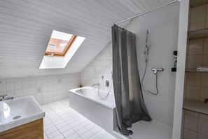 Hårføner, håndklær, såpe og toalettpapir