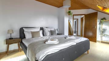 4 slaapkamers, een bureau, een strijkplank/strijkijzer, reisbedje