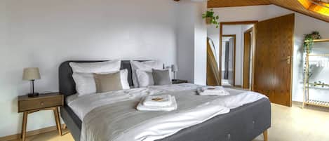 4 bedrooms, desk, iron/ironing board, travel cot