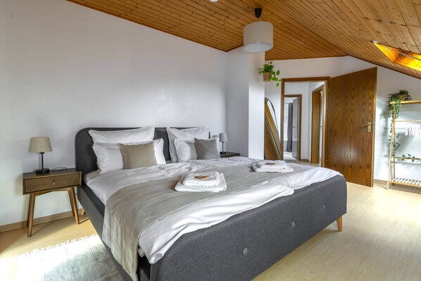 4 bedrooms, desk, iron/ironing board, travel cot