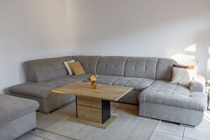 Smart TV, table tennis, stereo