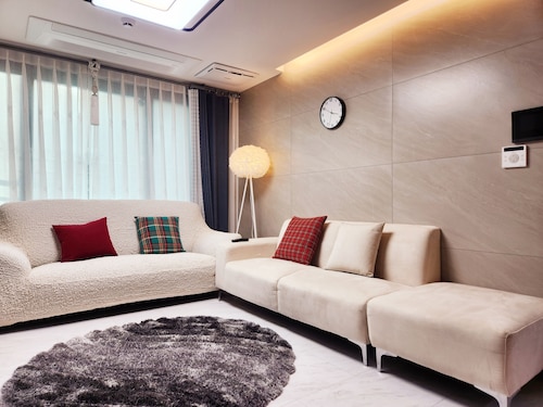 A new building,3 bedrooms,4 beds,2 bathrooms,air conditioning,heating system