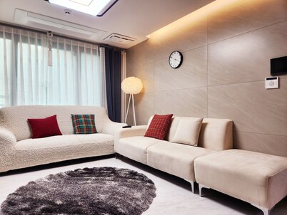 A new building,3 bedrooms,4 beds,2 bathrooms,air conditioning,heating system