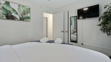 5 bedrooms, desk, iron/ironing board, travel crib