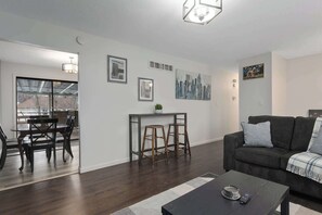 テレビ、テーブルサッカー台、書斎 / ワークスペース