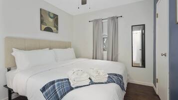 5 habitaciones, escritorio y tabla de planchar con plancha