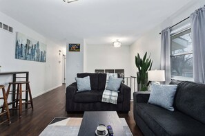 テレビ、テーブルサッカー台、書斎 / ワークスペース