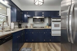 Fridge, microwave, oven, stovetop - Pets Welcome_Close to DT Lees Summit, Walk to Shops|5 King Beds|Mins to Stadiums (Lee's Summit)