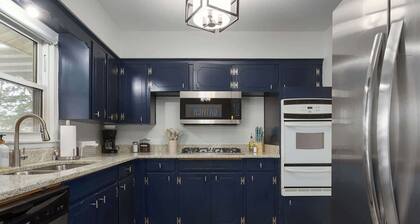 Pets Welcome_Close to DT Lees Summit, Walk to Shops|5 King Beds|Mins to Stadiums