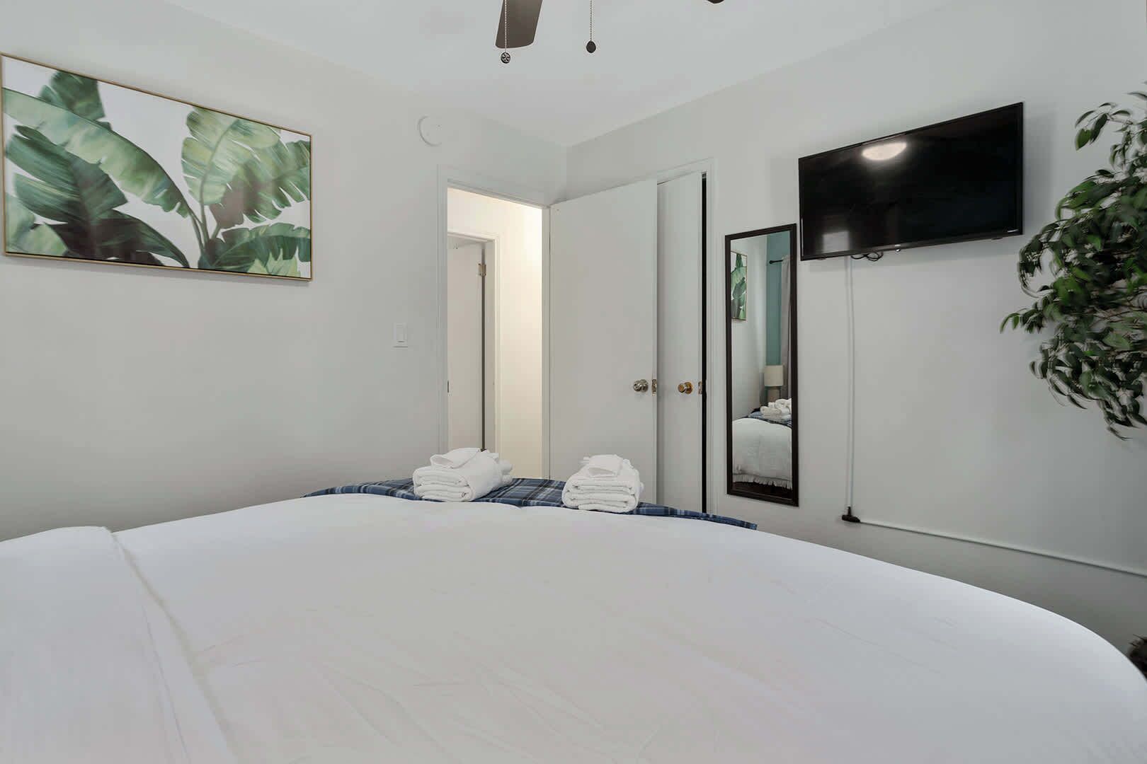 5 chambres, bureau, fer et planche à repasser, lit parapluie