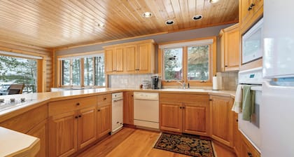 Grand Deer Lake Log Home – Minnesota Lake Life: Swim, Fish, Boat & More