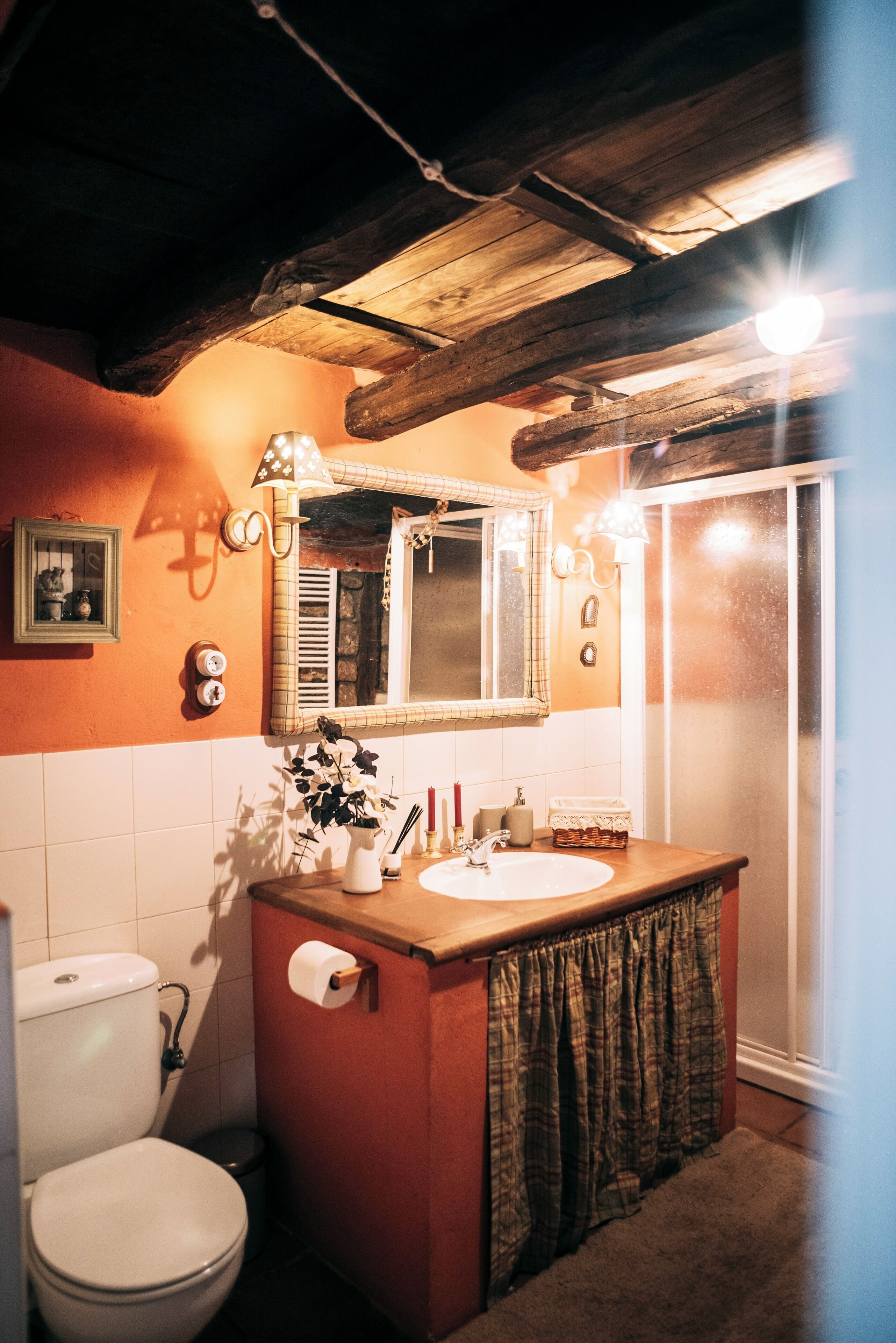 Een douche, een haardroger, een bidet, handdoeken