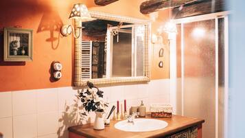 Regadera, secadora de cabello, bidet, toallas