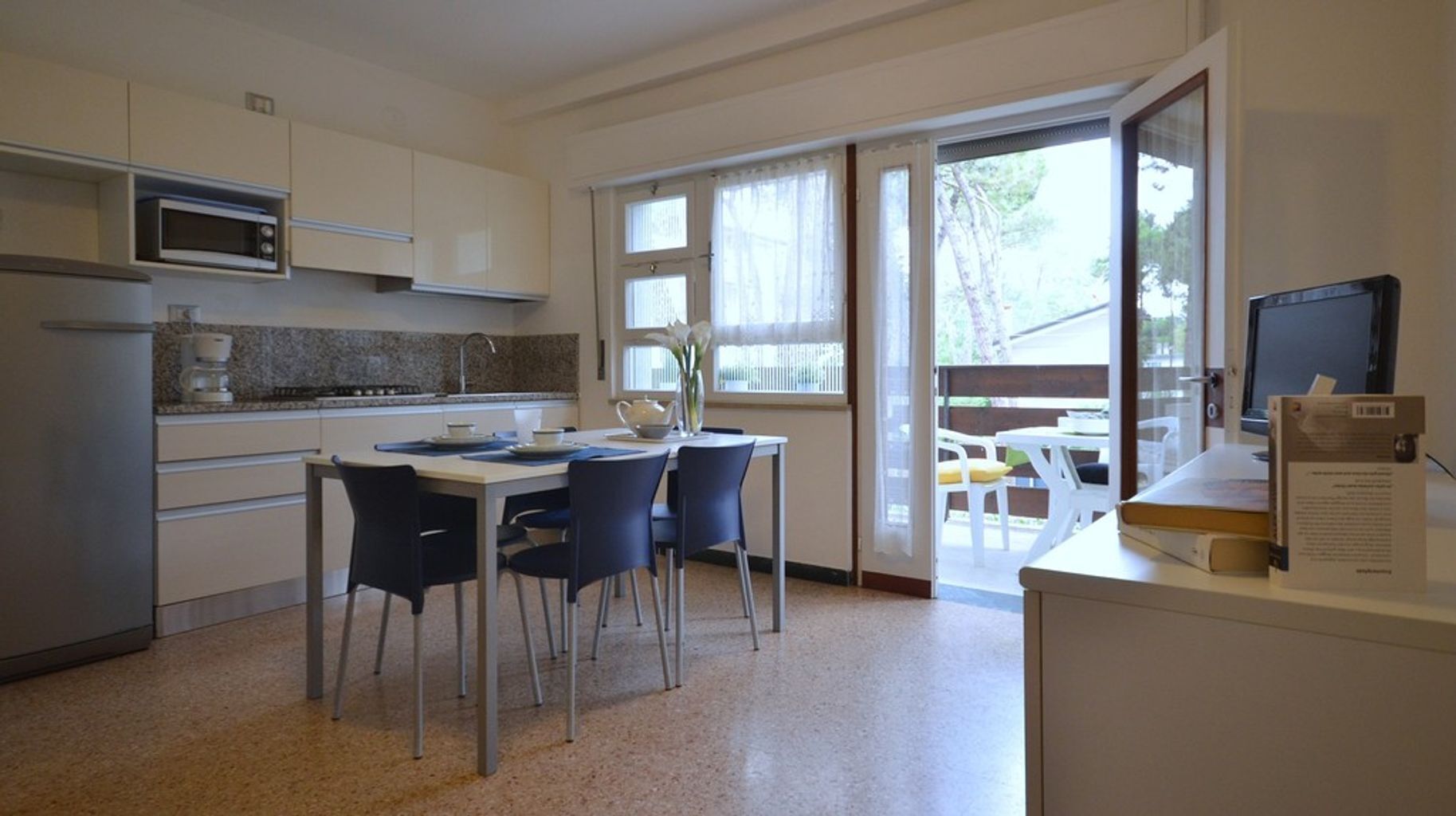 Réfrigérateur, micro-ondes, plaque de cuisson, cafetière/bouilloire