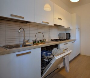 Réfrigérateur, micro-ondes, plaque de cuisson, lave-vaisselle