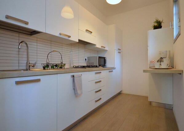 Réfrigérateur, micro-ondes, plaque de cuisson, lave-vaisselle