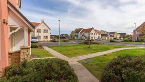 A residential street with houses, a clear sky, and a well-maintained lawn. - Coastal Aprt in Anstruther -sleeps4 -Tv - Wifi (Anstruther)