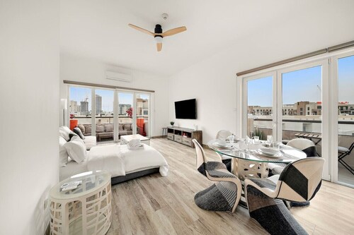 Stylish Dubai Apartment with Balcony, Gym, Pool, and Fast WiFi