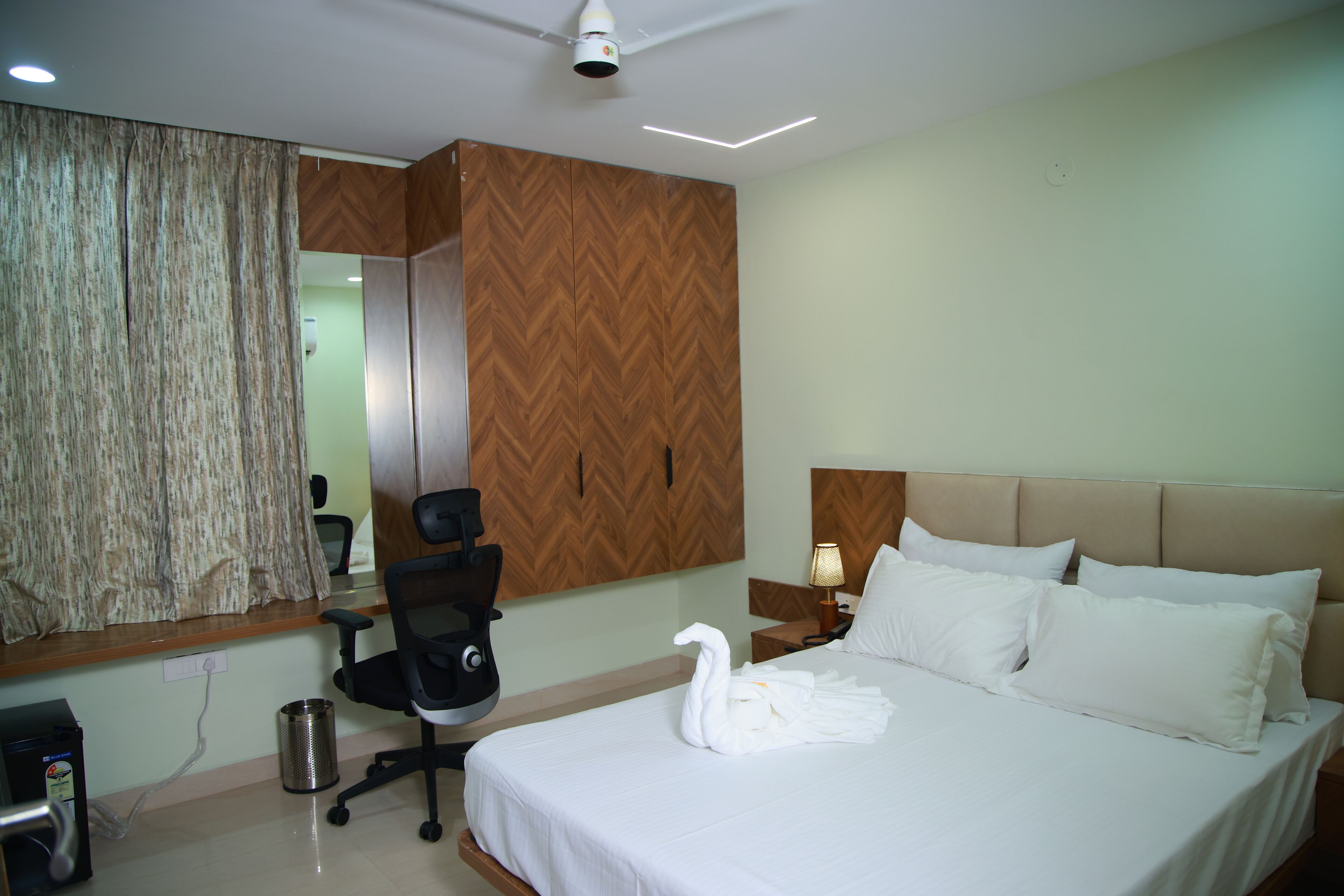 Minibar, escritorio, espacio para trabajar con laptop y wifi gratis 