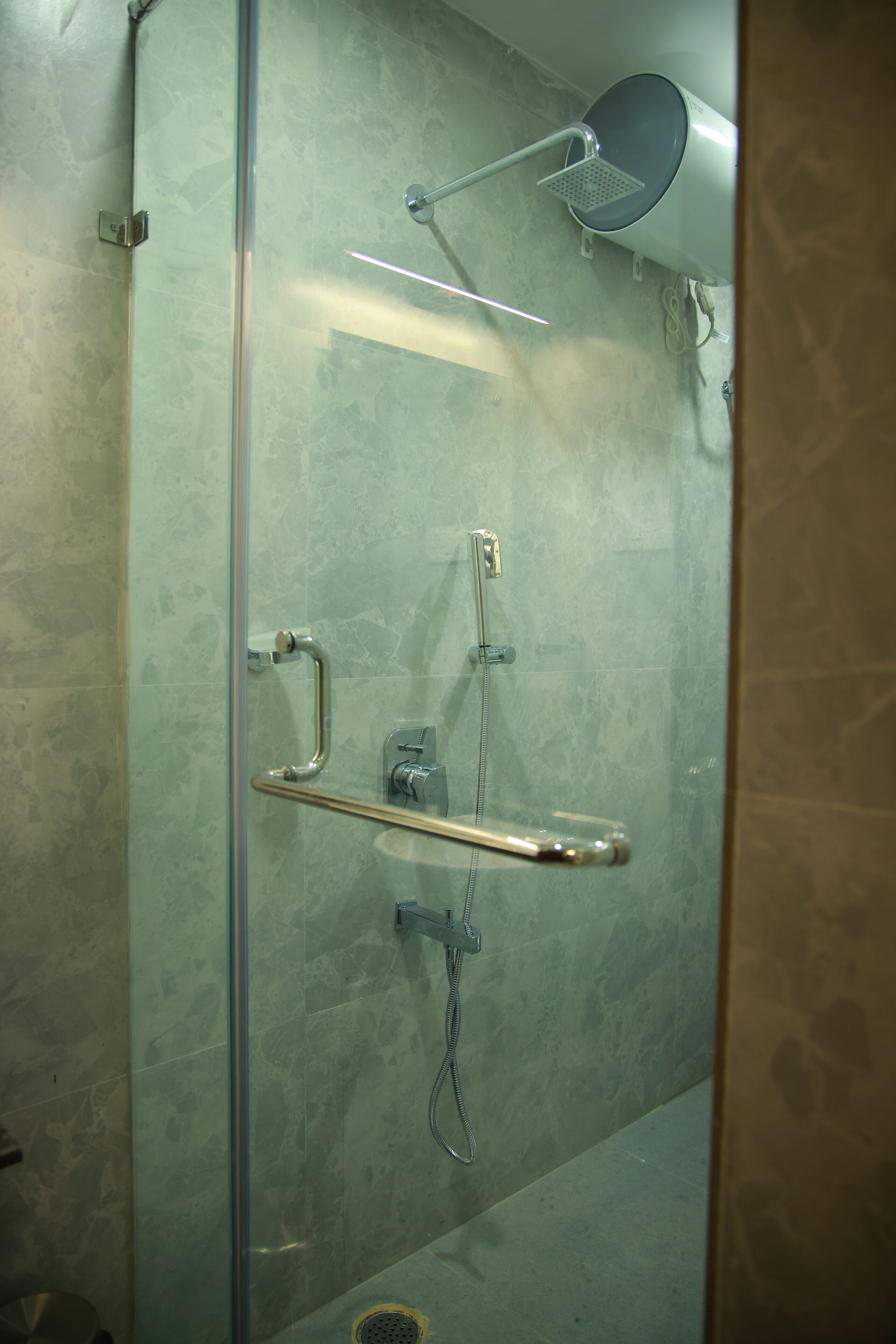 Chambre Présidentielle, vue ville | Salle de bain | Douche, serviettes fournies, savon, shampoing