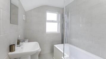 Een douche, een haardroger, handdoeken