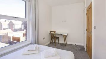 4 slaapkamers, een strijkplank/strijkijzer, reisbedje, wifi