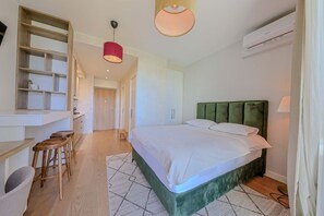 1 dormitorio, tabla de planchar con plancha, wifi y ropa de cama