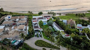 Una località balneare con diversi edifici, una piscina e palme.