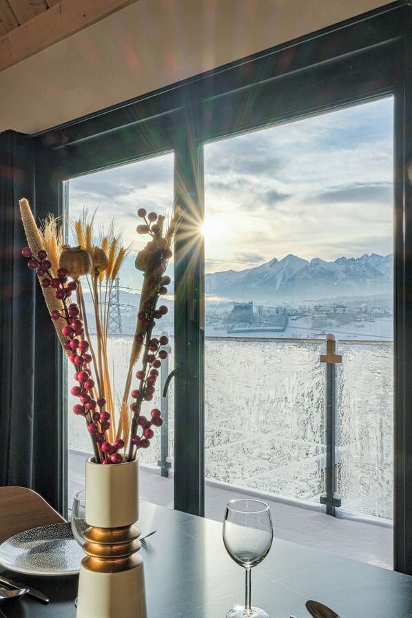 Deluxe House, 3 Bedrooms, Mountain View, Mountainside | In-room dining