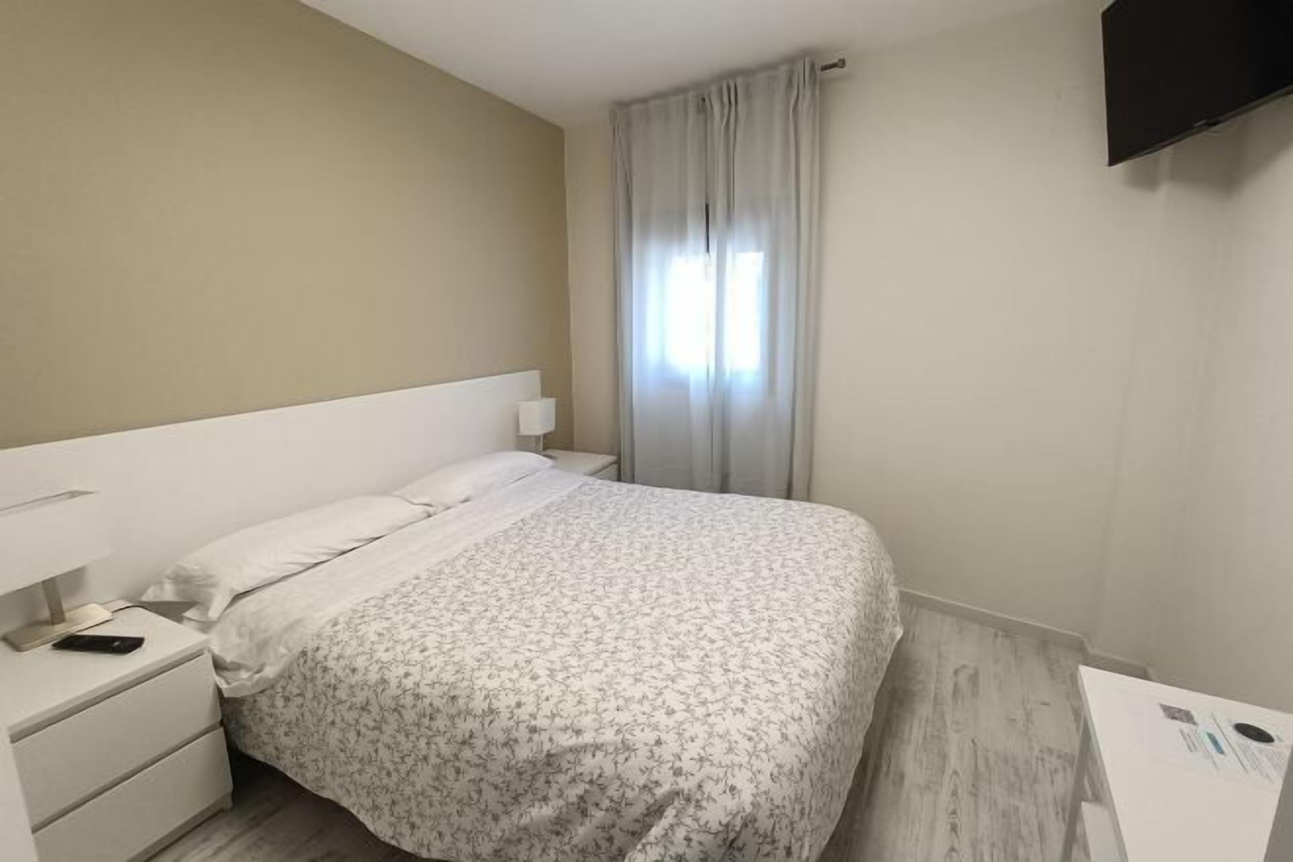 Schreibtisch, laptopgeeigneter Arbeitsplatz, schallisolierte Zimmer