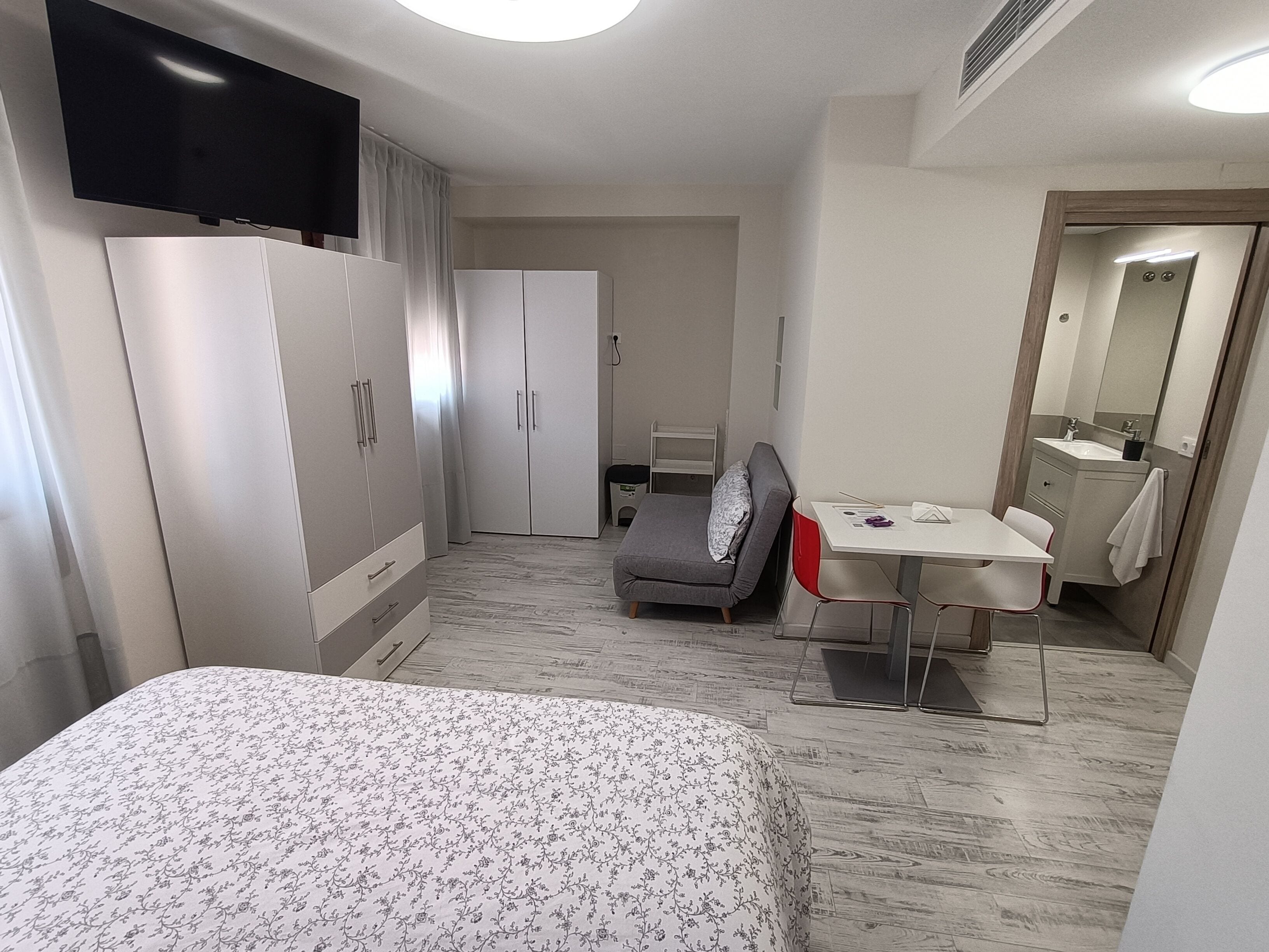 Schreibtisch, laptopgeeigneter Arbeitsplatz, schallisolierte Zimmer