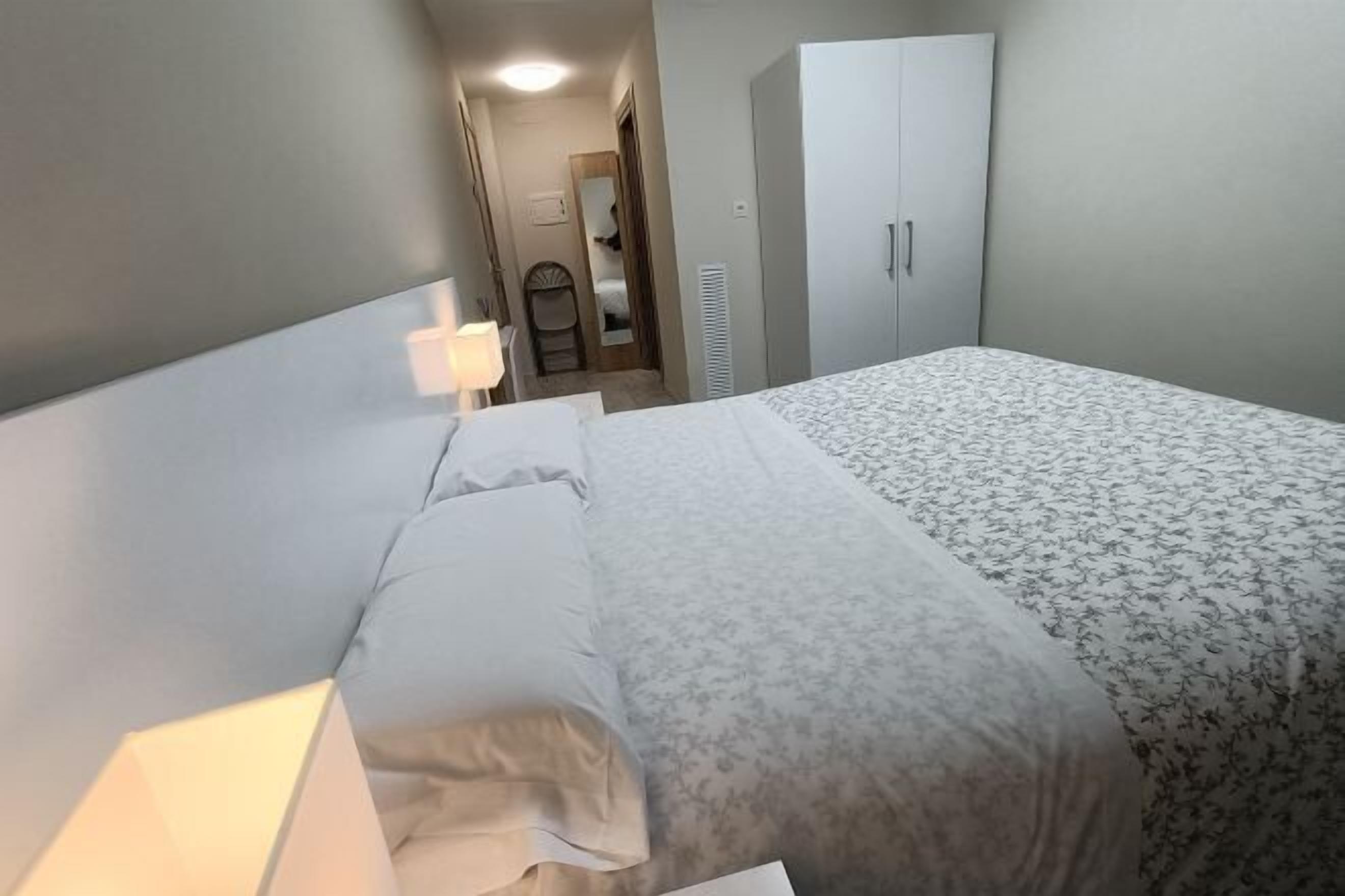 Schreibtisch, laptopgeeigneter Arbeitsplatz, schallisolierte Zimmer