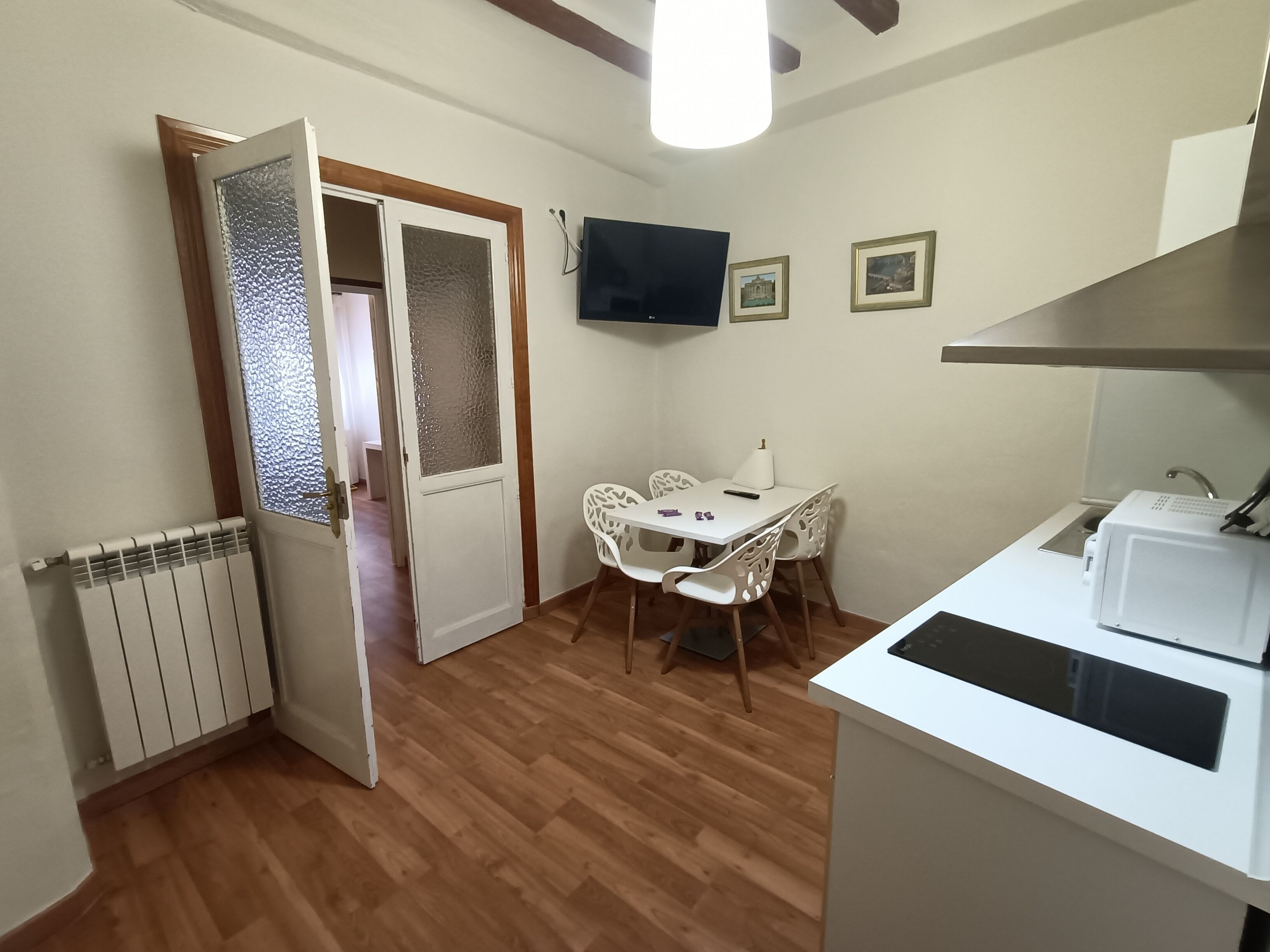 Apartamento básico, 2 habitaciones | Zona de estar | Televisión de pantalla plana de 40 pulgadas con canales por cable