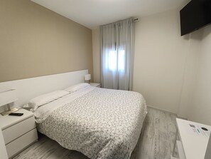 Basic Double Room, Mobility Accessible | Desk, laptop workspace, free WiFi