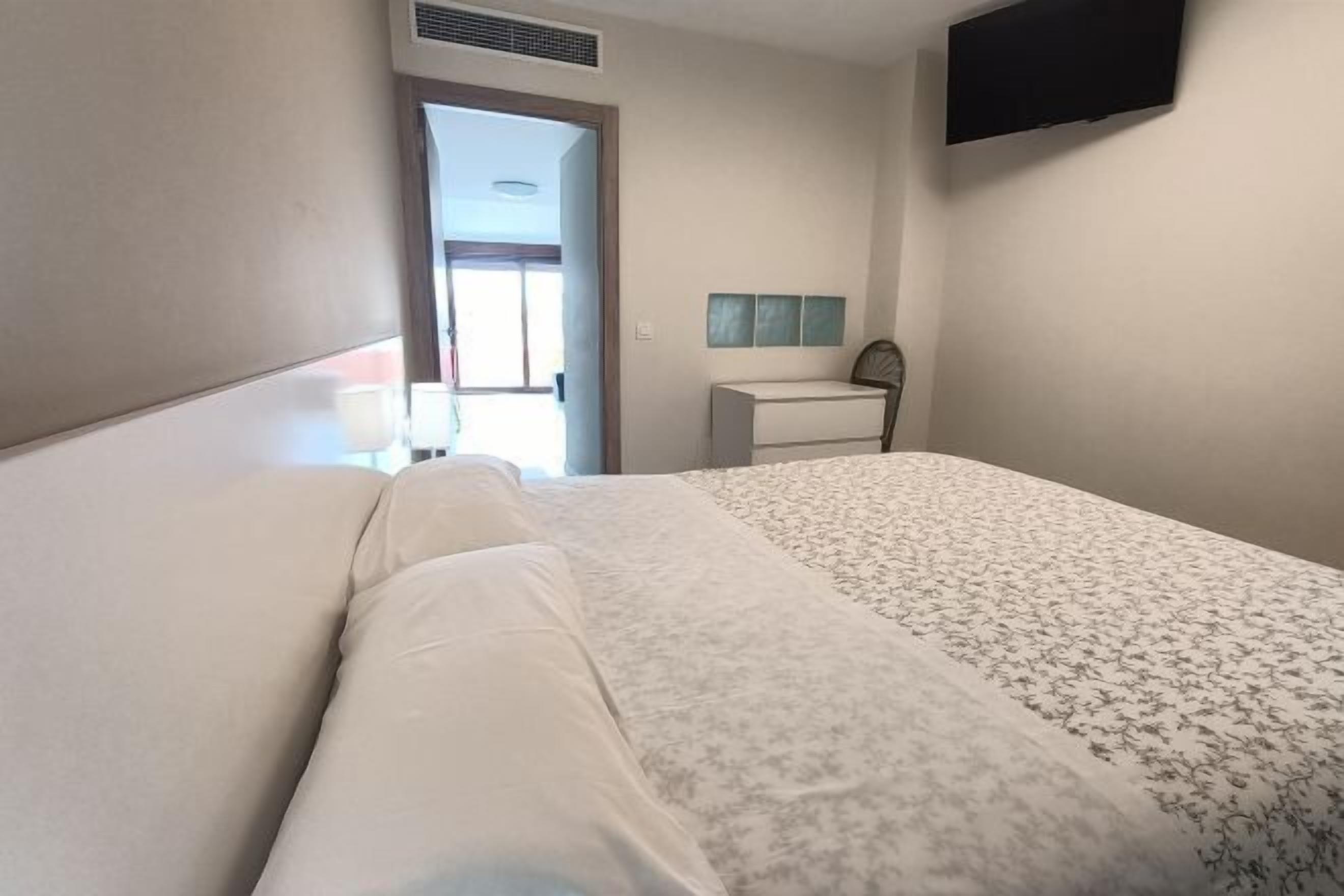 Schreibtisch, laptopgeeigneter Arbeitsplatz, schallisolierte Zimmer