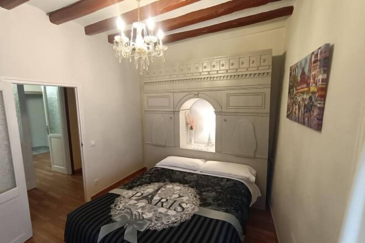 Desk, laptop workspace, free WiFi