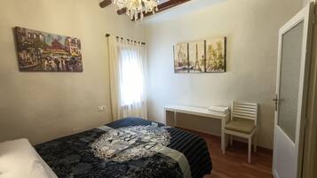 Eenvoudig appartement, 2 slaapkamers | Een bureau, een laptopwerkplek, gratis wifi