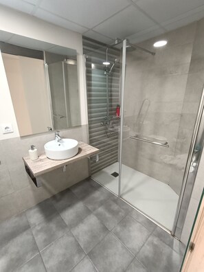 Basic Double Room, Mobility Accessible | Bathroom | Hair dryer, towels, soap, shampoo