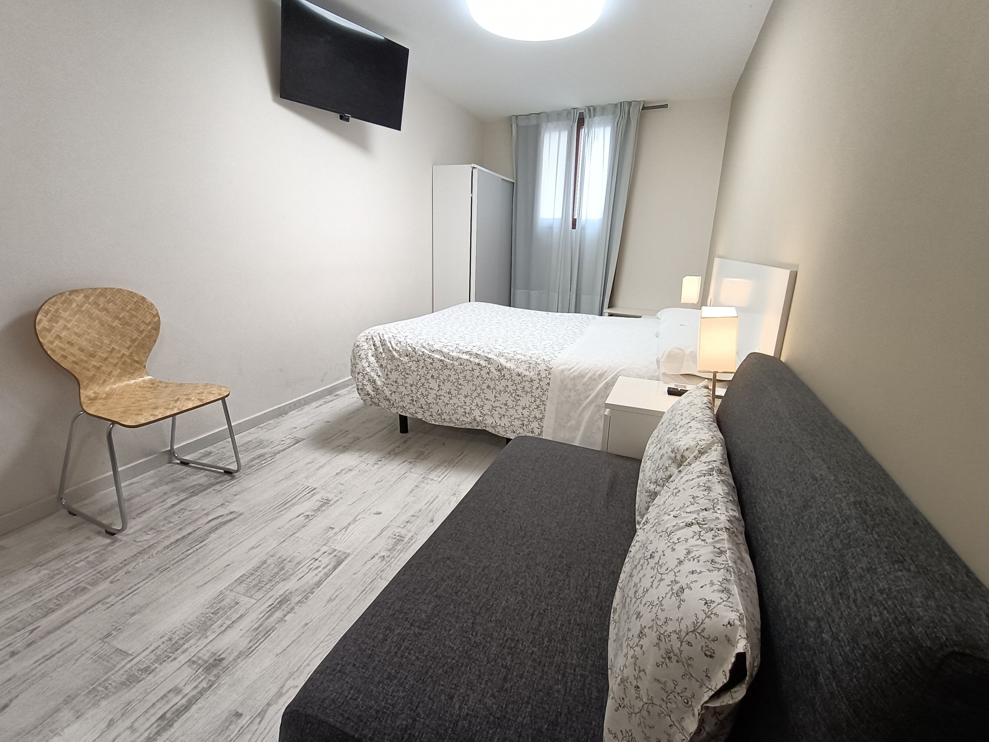 Schreibtisch, laptopgeeigneter Arbeitsplatz, schallisolierte Zimmer